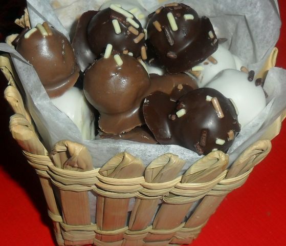 CANASTA TRUFAS CON CHOCOLATES OSCURO, DE LECHE Y BLANCO