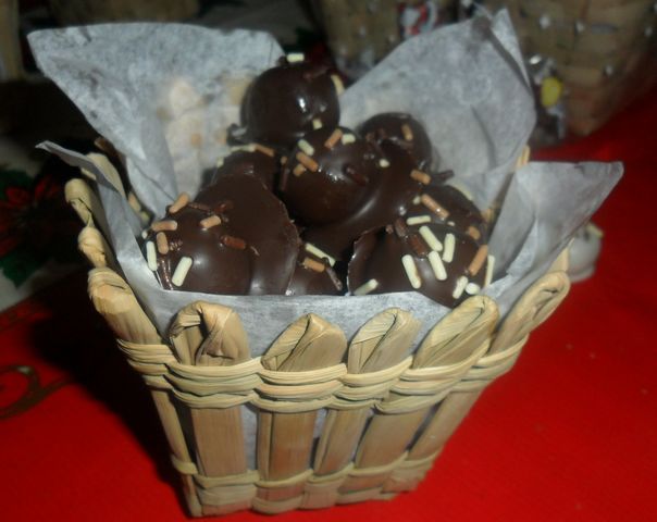 CANASTA TRUFAS CON CHOCOLATE OSCURO