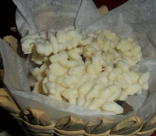 CANASTA CON MONTAÑAS ARROZ INFLADO CON CHOCOLATE BLANCO
