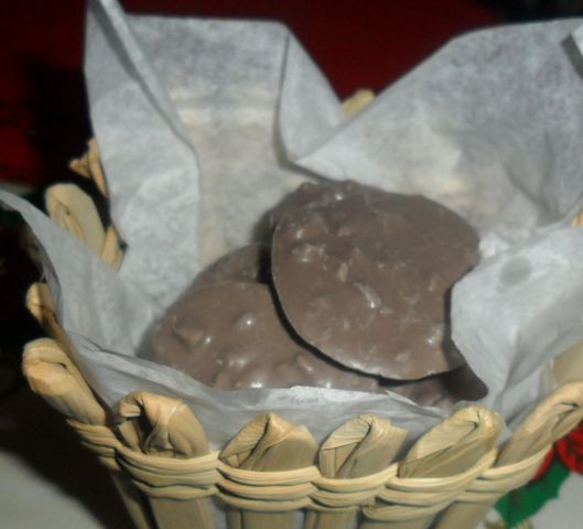 CANASTA ENJAMBRE DE NUEZ CON CHOCOLATE DE LECHE