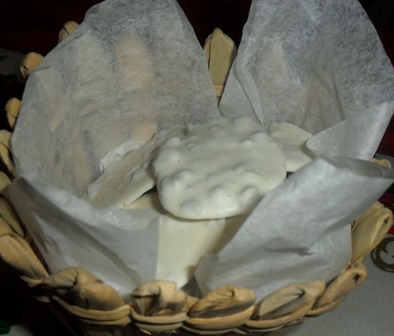 CANASTA ENJAMBRES DE NUEZ CON CHOCOLATE BLANCO